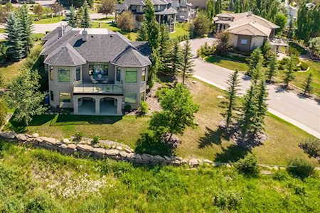 18 Fortress Rise SW Calgary, AB T3H 4Z2