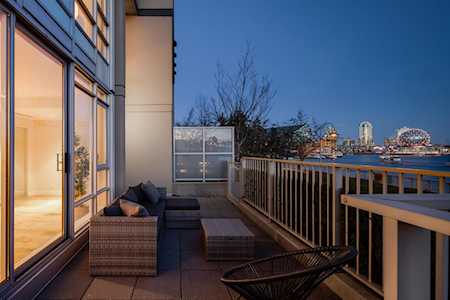 8 Smithe Mews #TH103 Vancouver, BC V6B 0A5