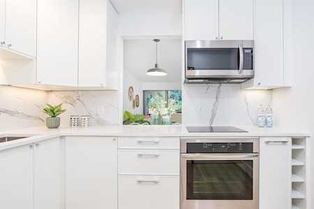 1710 W 13th Avenue #304 Vancouver, BC V6J 2H1