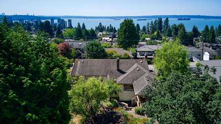 2379 Nelson Avenue West Vancouver, BC V7V 2R1