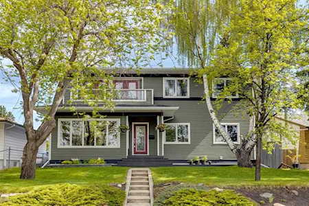 32 Collingwood Place NW Calgary, AB T2L 0P9
