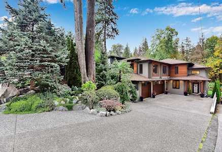 1952 Fell Avenue North Vancouver, BC V7P 2K6