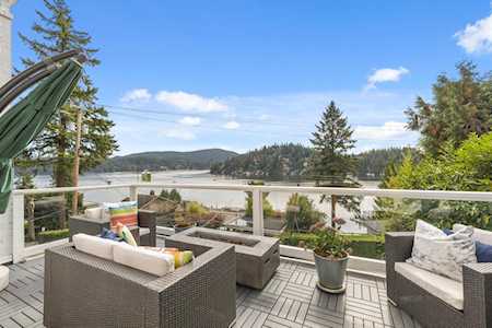 2711 Panorama Drive North Vancouver, BC V7G 1V7