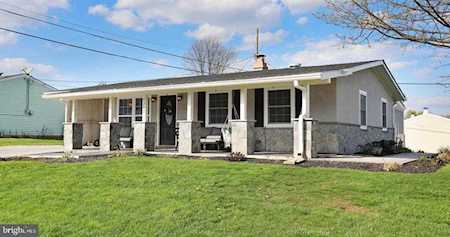1302 Cedarwood Dr Hagerstown, MD 21742