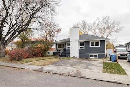 332 Trafford Dr NW Calgary, AB T2K 2S9