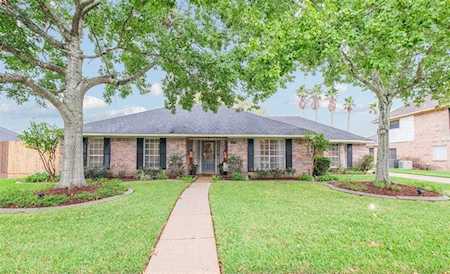 2004 Plantation Dr Friendswood, TX 77546