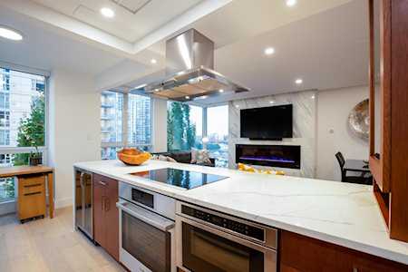 1201 Marinaside Crescent #802 Vancouver, BC V6Z 2V2