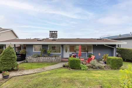 4221 Canterbury Crescent North Vancouver, BC V7R 3N4