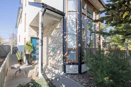 256 22 Ave NW Calgary, AB T2M 1N1