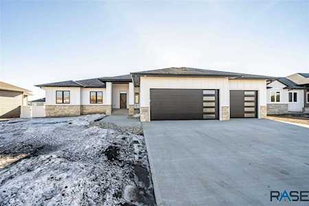 253 Central Park Ct Harrisburg, SD 57105