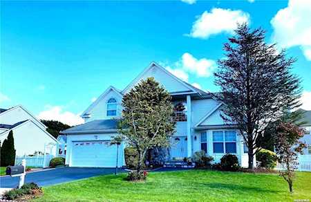 9 Lilac Lane Holtsville, NY 11742
