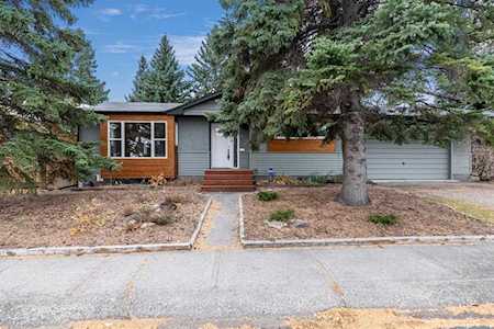 134 Gainsborough Dr SW Calgary, AB T3E 4W9