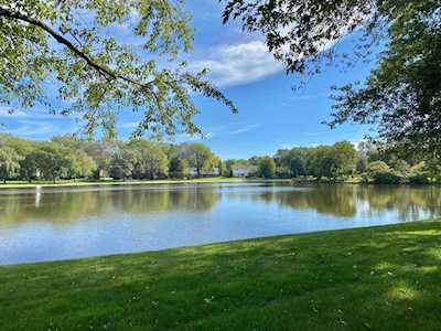 111 N Peartree Ln Arlington Heights, IL 60004