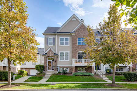 1098 Bartholdi Ct Carol Stream, IL 60188