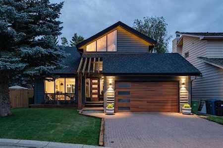 24 Woodgreen Crescent SW Calgary, AB T2W 4