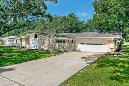 3 Woodside Dr Baytown, TX 77520