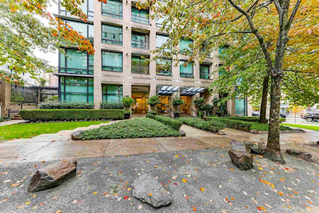 1003 Burnaby Street #1305 Vancouver, BC V6E 4R7