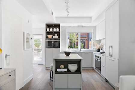 2070 Curling Road #121 North Vancouver, BC V7P 1X4