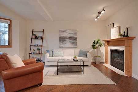 8 Richelieu Ct SW Calgary, AB T3E 7E9