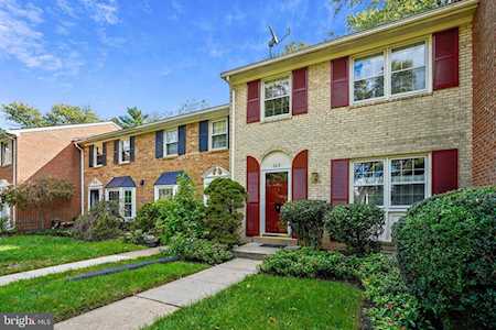 243 Commons Dr NW Vienna, VA 22180