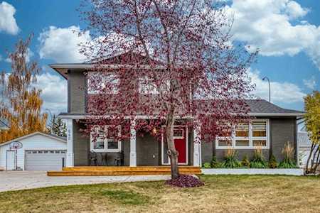 640 Cedarille Way SW Calgary, AB T2W 2G7