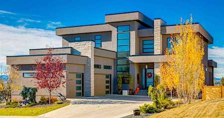 32 Elveden Bay SW Calgary, AB T3H 2A8