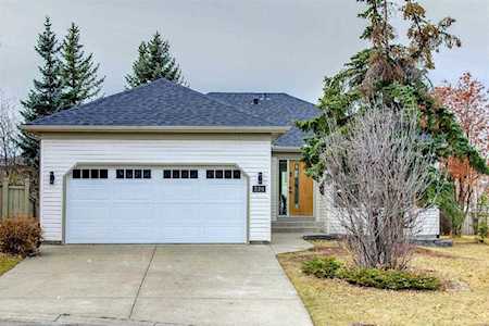 226 Sierra Morena Ct SW Calgary, AB T3H 2X8