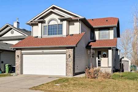 36 Fairways Dr NW Airdrie, AB T4B 2P5