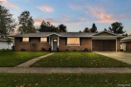 2201 Orchard Lake Dr Fenton, MI 48430