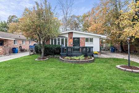 1212 Alvin St Westland, MI 48186