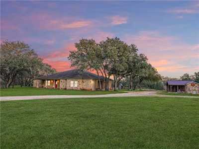 61 Country Oaks DR Buda, TX 78610