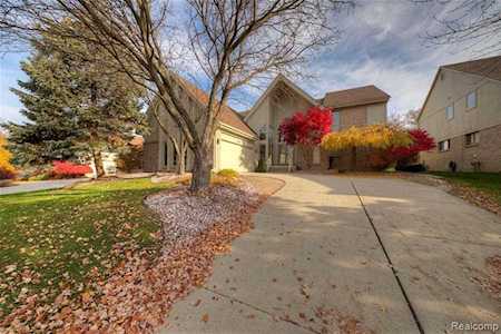 28074 Hickory Dr Farmington Hills, MI 48331