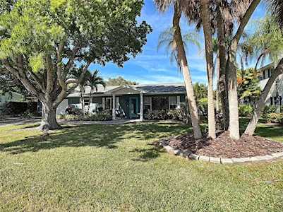 218 82nd St Holmes Beach, FL 34217