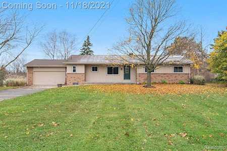 2074 N Long Lake Rd Fenton Twp, MI 48430