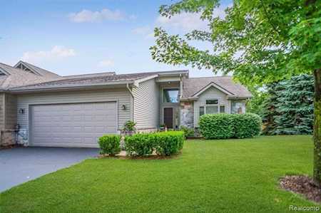 923 Mildred J Ct Brighton, MI 48116