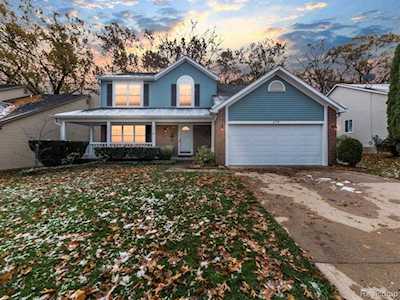 679 Hill Crest Ct Milford Vlg, MI 48381