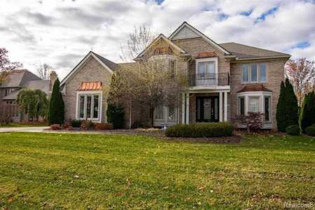6787 Pine Way Dr Troy, MI 48098