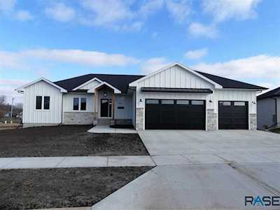 610 Sherwood Cir Hartford, SD 57033