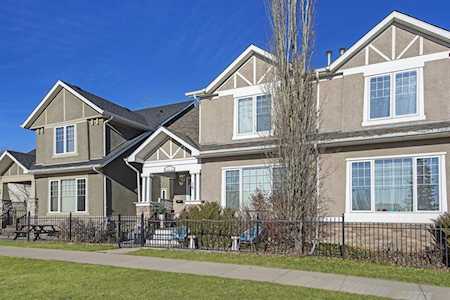 15 Somme Ln SW Calgary, AB T2T 6L9