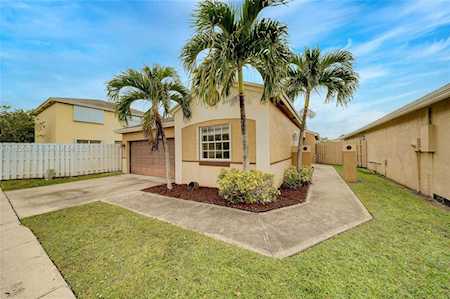 367 E Riverbend Dr Sunrise, FL 33326