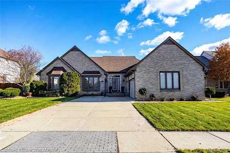 46800 Hampton Dr Shelby Twp, MI 48315