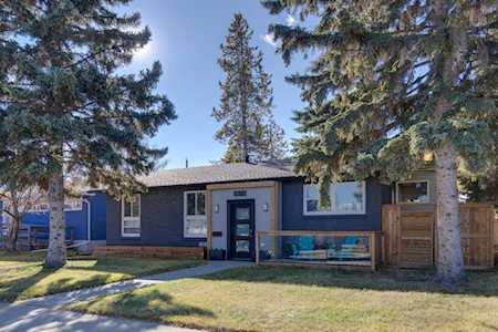 5915 Lakeview Dr SW Calgary, AB T3E 5S9