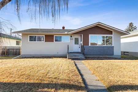 7415 Fleetwood Dr SE Calgary, AB T2H 0X2