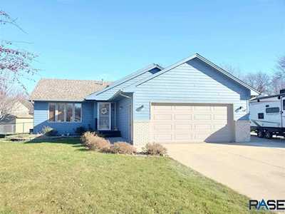 810 S Parkview Cir Brandon, SD 57005