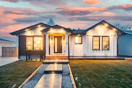 19 Windermere Rd SW Calgary, AB T3C 3K4