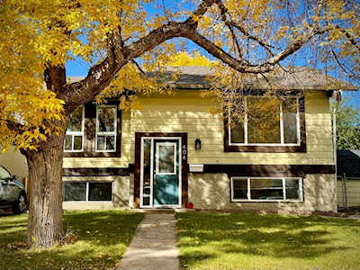 404 Whitehill Place NE Calgary, AB T1Y 3G7
