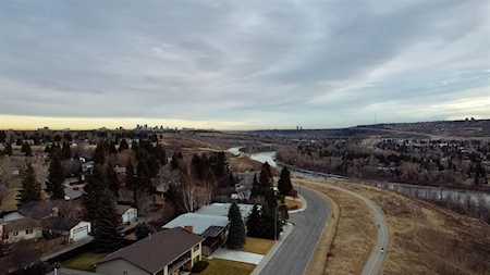 328 Silver Crest Dr NW Calgary, AB T3B 2Y2