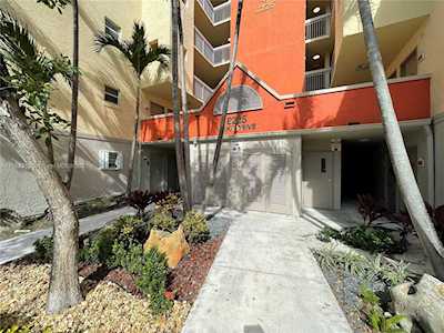 8225 Lake Dr #208 Doral, FL 33166