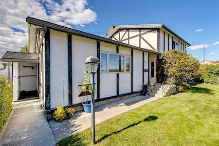 2611 6 St NE Calgary, AB T2E 3Z4