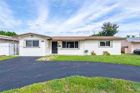 8821 NW 11th St Pembroke Pines, FL 33024